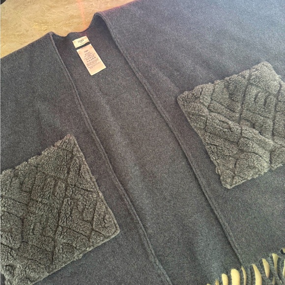 Fendi Wool Poncho with logo pockets - Picture 1 of 4